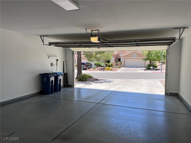 Building Photo - 9828 Villa Ridge Dr