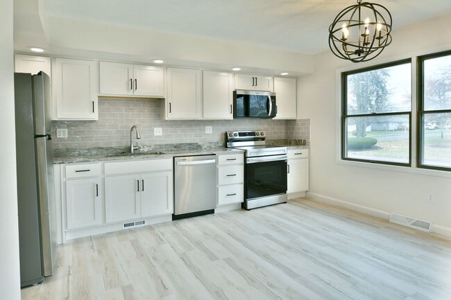 Building Photo - 460 &amp; 462 Fowler St