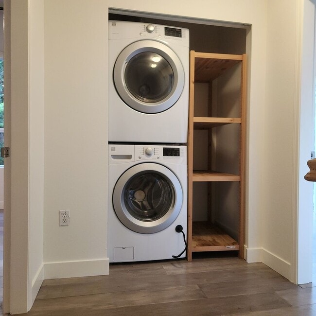 Building Photo - Little Italy Townhouse, 2bed 2.5 bath, high ceilings, pool and spa