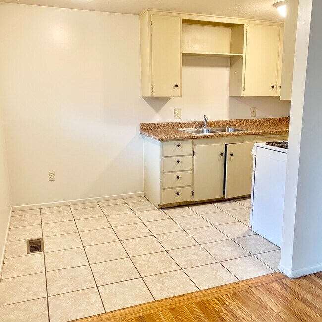 Building Photo - Three Bedroom Gem in Salt Lake City; Clean...