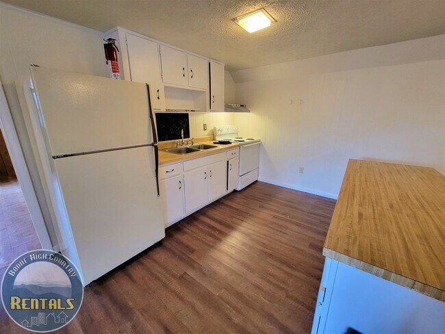 Building Photo - 316 Carl Giles Rd