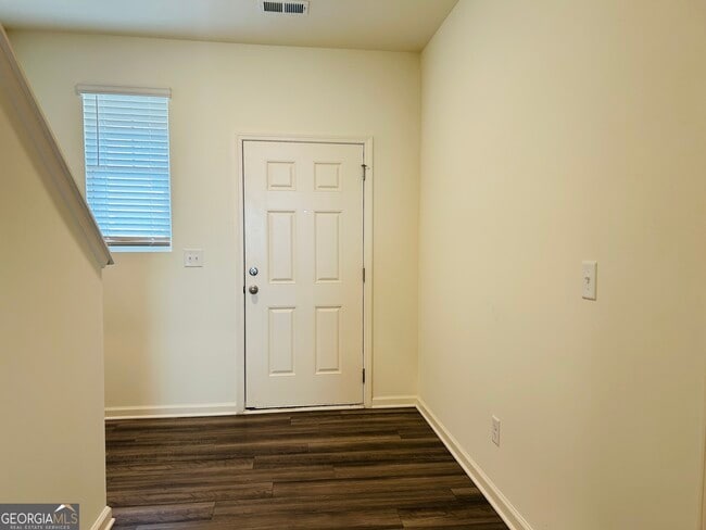 Building Photo - 403 Kings Cross Wy