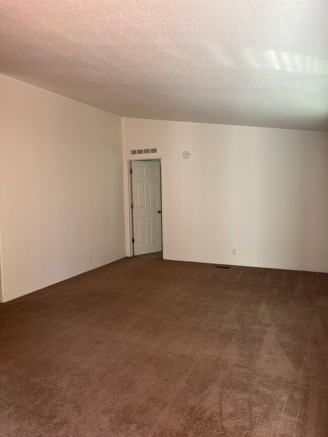 Building Photo - Round Lake Estates