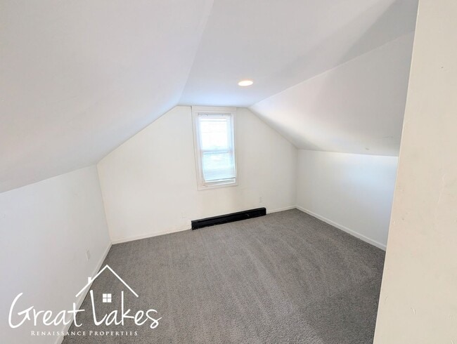 Building Photo - Lovely 3 Bedroom 1 Bathroom now available ...