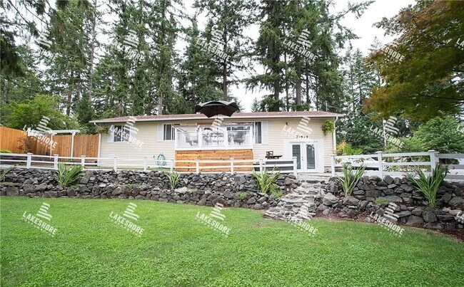 Building Photo - 3 Bed 2 Bath Graham Home w/ Beautiful Kitchen Remodel!