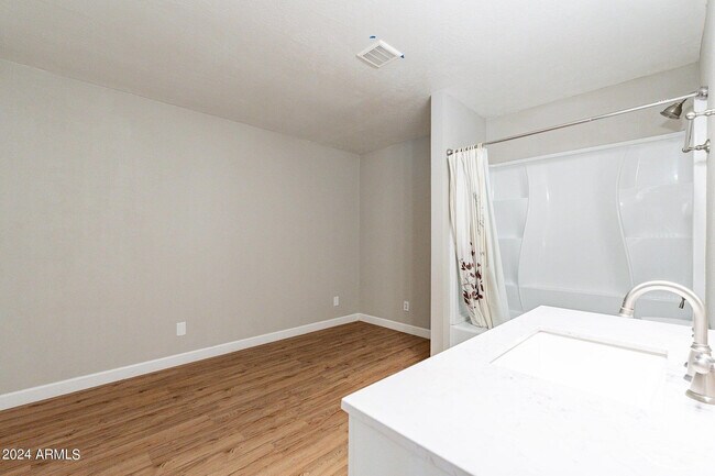 Building Photo - 110 W Seldon Ln