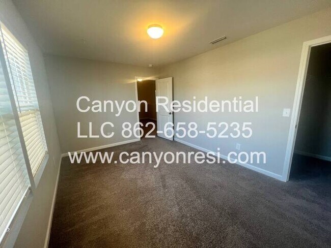 Building Photo - Beautiful 3 Bedroom 2.5 bath in well sough...