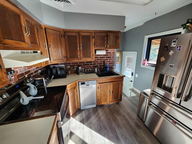 Building Photo - 510 Delafield Ave