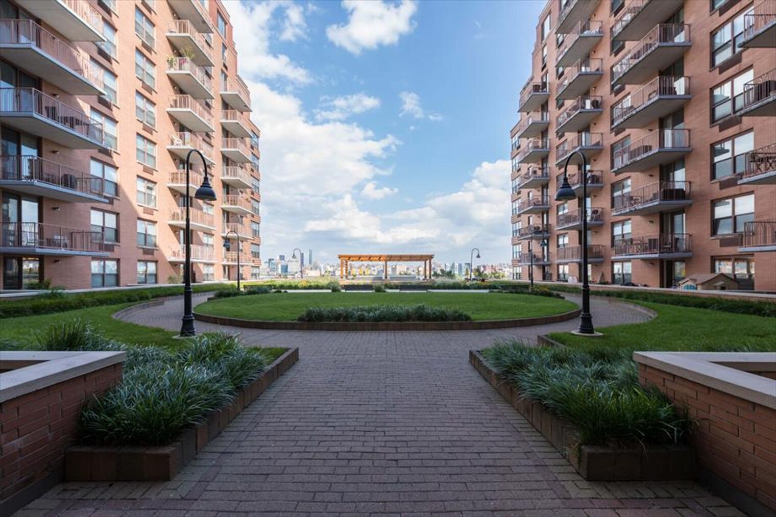 Building Photo - 330 River St