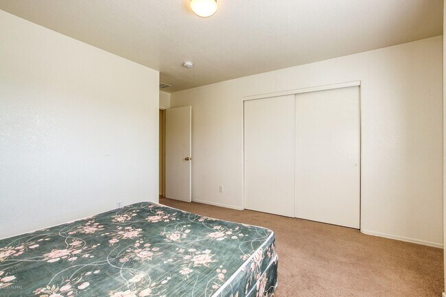 Building Photo - 1251 E Weimer Cir