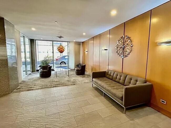 Building Photo - 2930 N Sheridan Rd