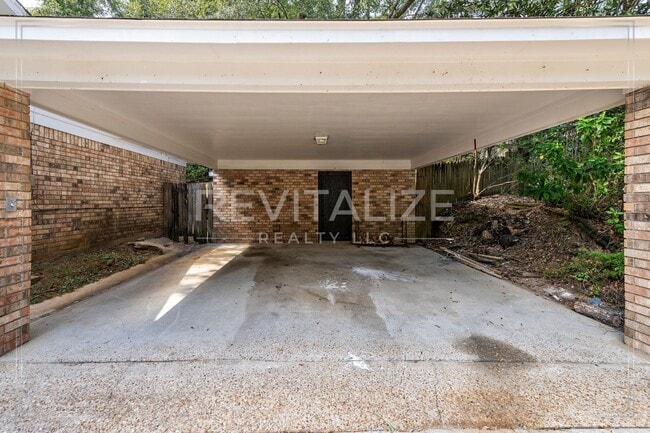 Building Photo - Beautifully Updated 3-Bedroom Home with Granite Kitchen & Sunroom Retreat!