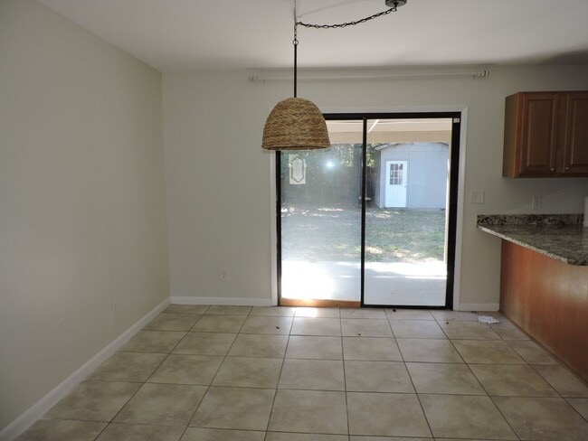 Building Photo - Convenient Northeast location!