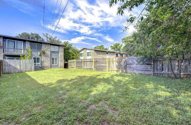 Building Photo - 2506 Manor Cir