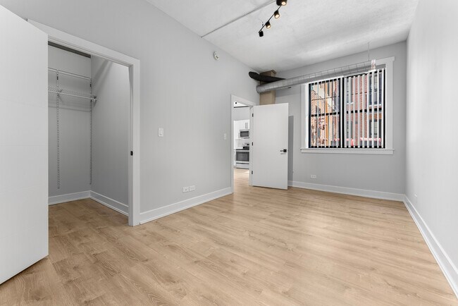 Building Photo - 7645 N Sheridan Rd