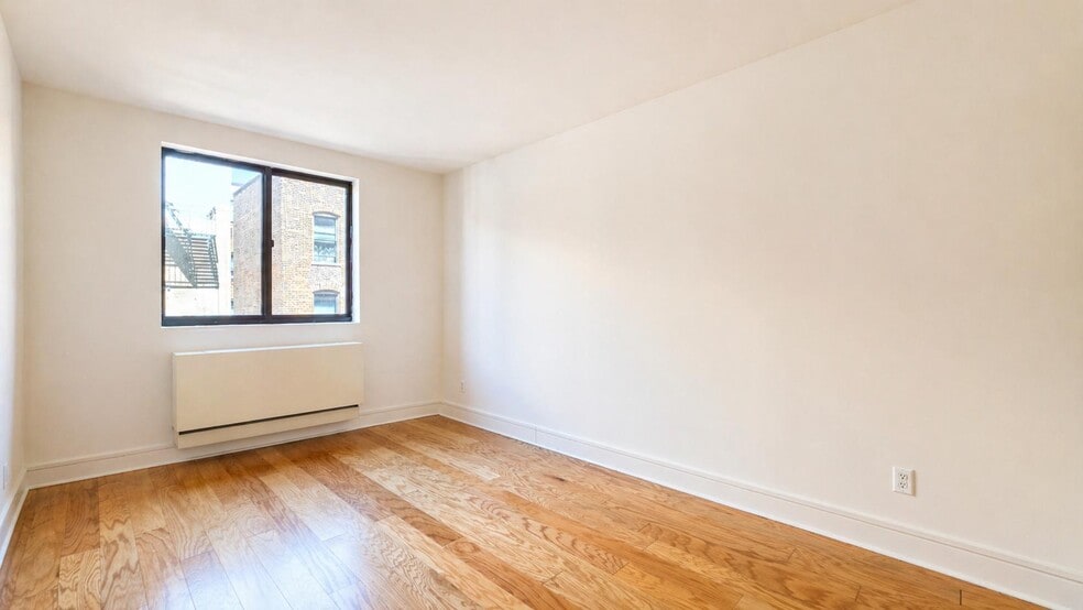 Building Photo - 323 W 96th St