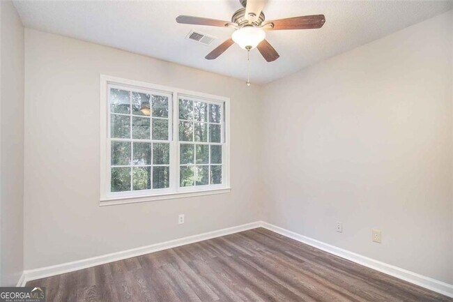 Building Photo - 1560 Red Briar Way