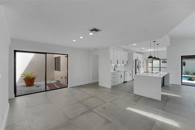 Building Photo - 7850 Villa Nova Dr