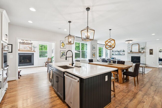 Building Photo - Impressive 6 Bed 4.5 Bath Single-Family Ho...