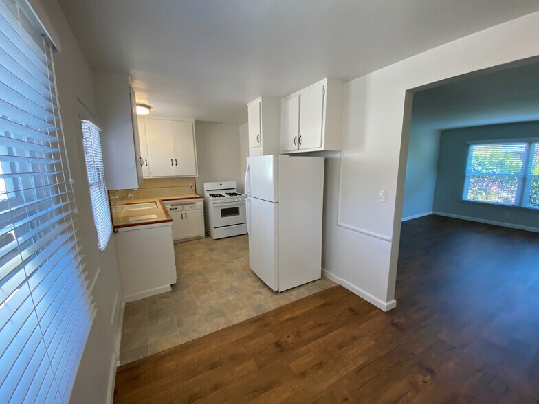 Building Photo - 4439 Lakeside Dr