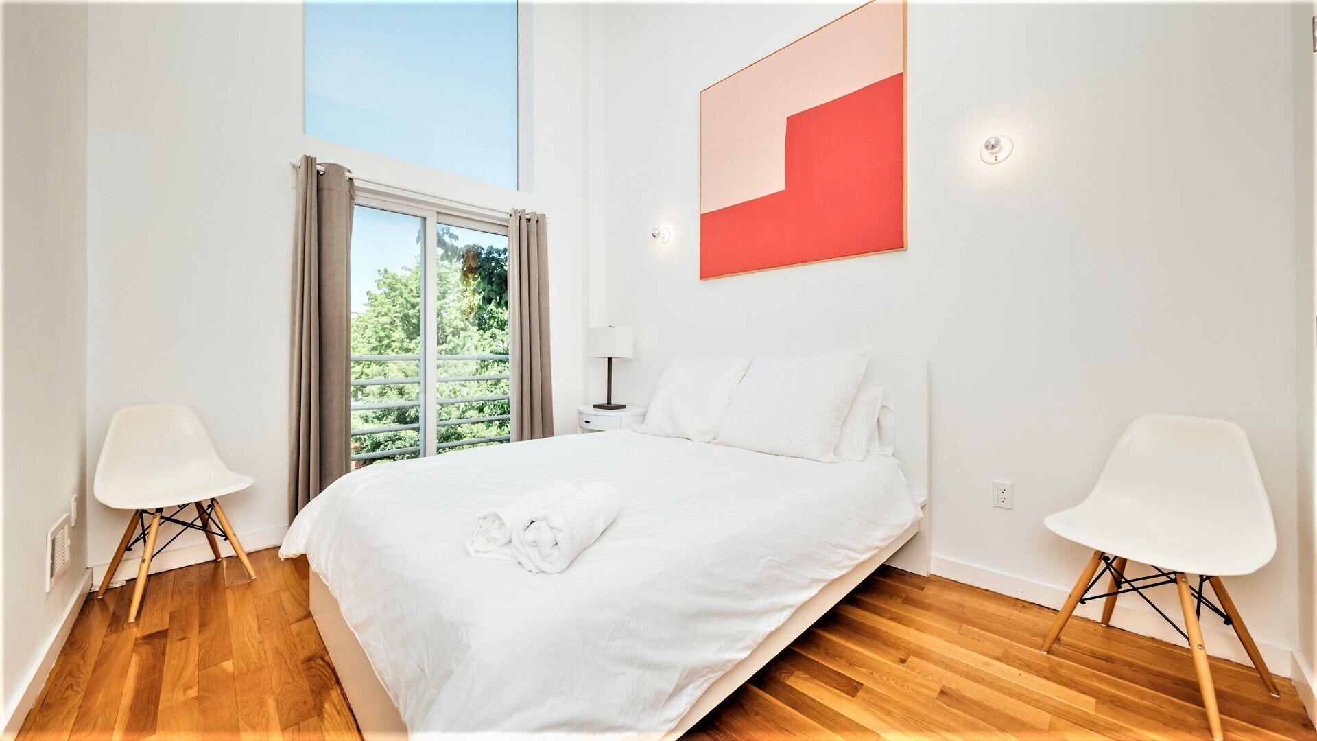 Building Photo - 130 Scholes St