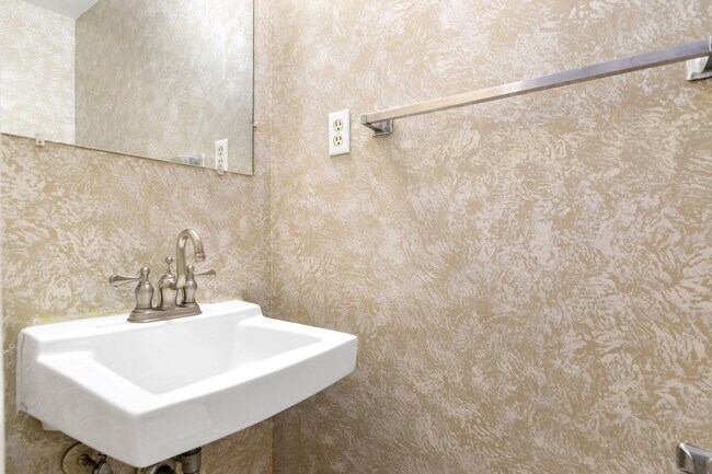 Building Photo - 3 Bed/2 1/2 Bath Pool Pet Friendly Bus line Parking