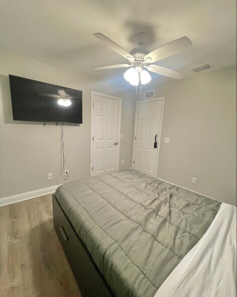 Building Photo - 1124 N Stella Ave