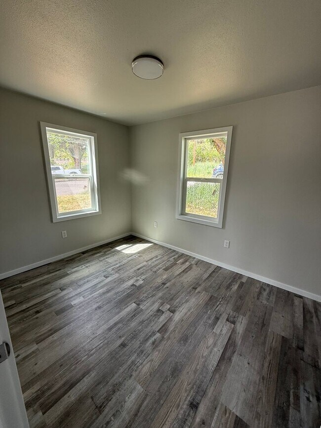 Building Photo - 2 Bedroom 1 Bath-Home