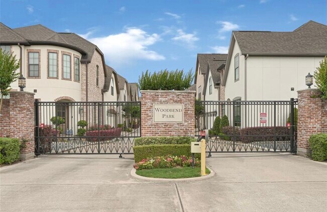 Building Photo - 1531 Woodbend Park W