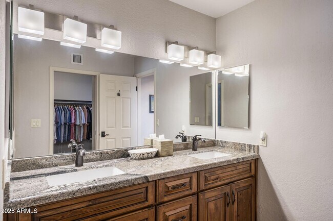 Building Photo - 7620 E Vía Del Placito