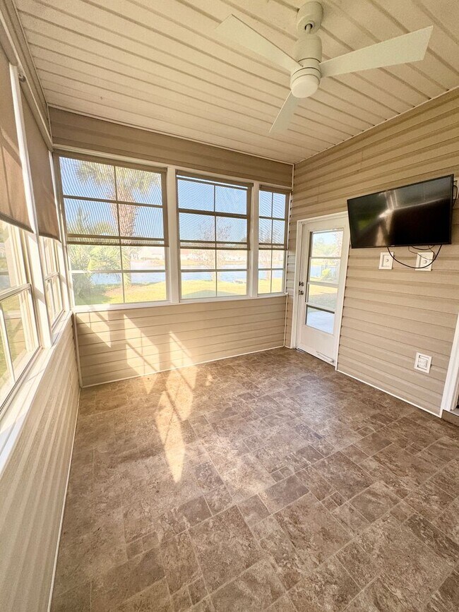 Building Photo - SPACIOUS WATERFRONT 3 bed/3.5 bath with lo...
