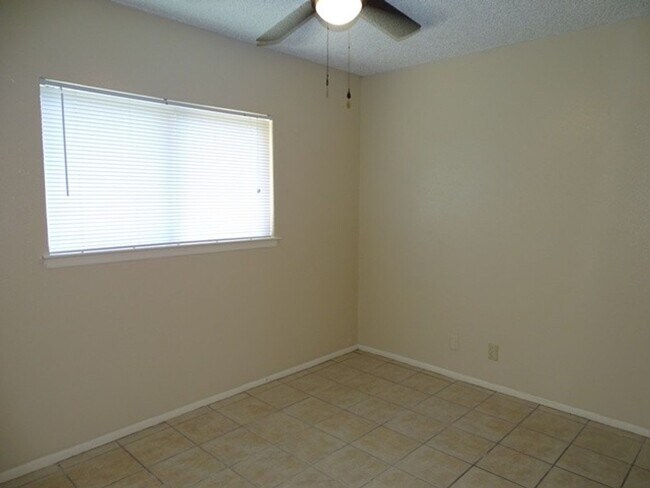 Building Photo - 9122 Ocean Gate St