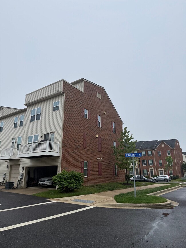 Building Photo - 10500 Observatory Pl