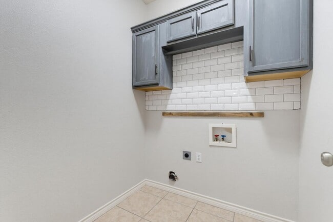 Building Photo - 7017 Springwater Ave