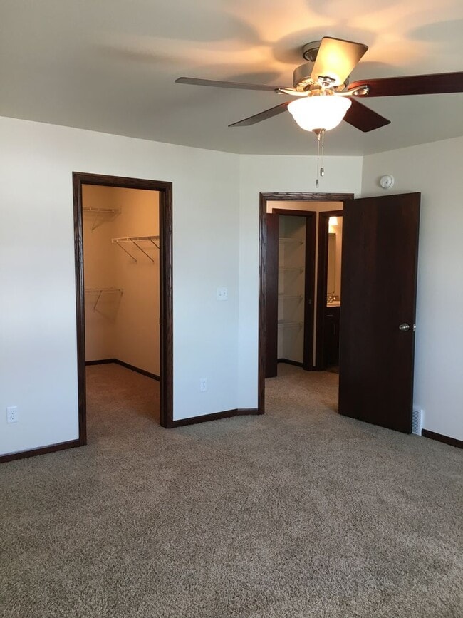 Building Photo - 3 Bed 3 Bath Twin Home