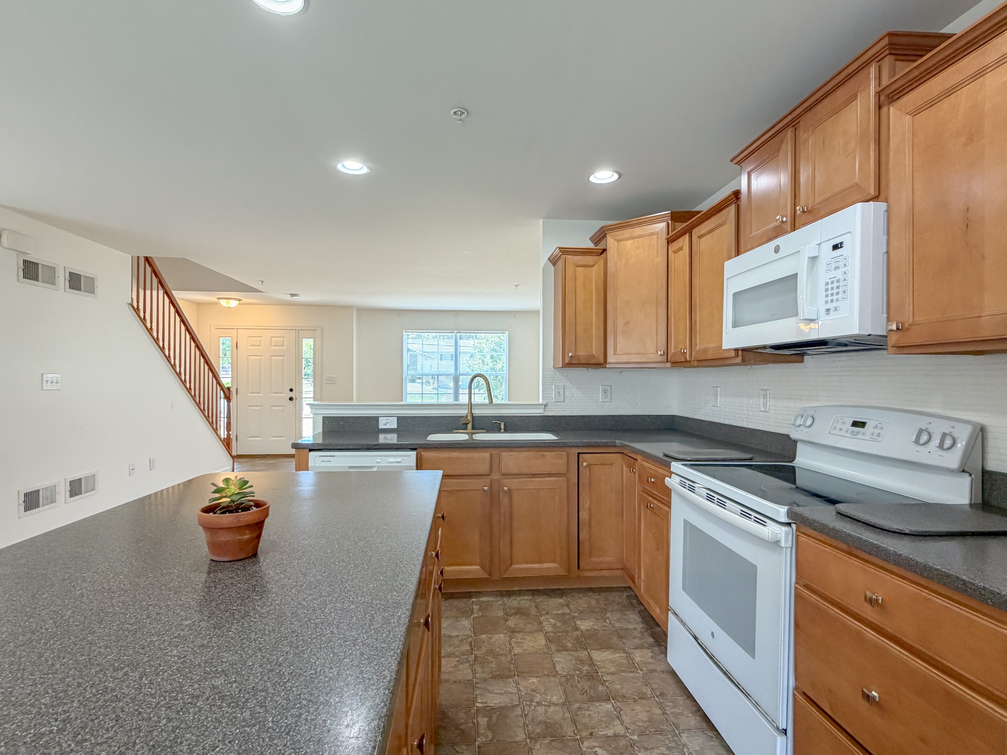 Building Photo - 900 Cadwell Ln