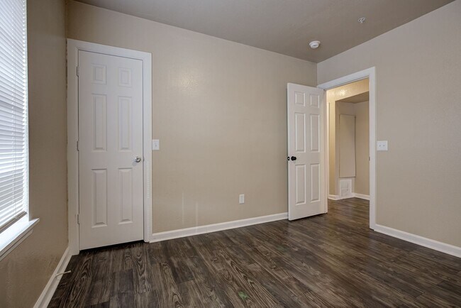 Building Photo - ** Move-in Special - First Full Month's Rent Free ** Bright & Stylish 2-Bedroom Close to the Plaz...