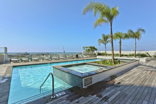 Building Photo - Live in the Heart of Kakaako!
