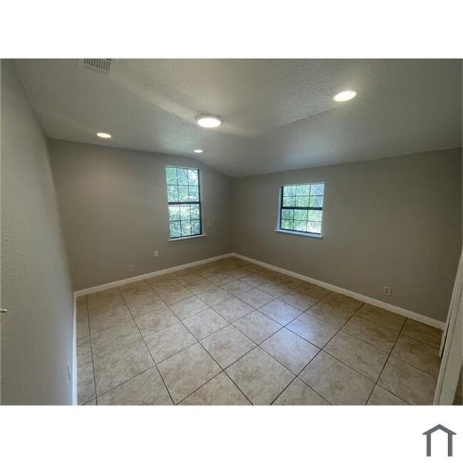 Building Photo - Discover your dream home in this beautifully renovated four-bedroom, two-bathroom house.