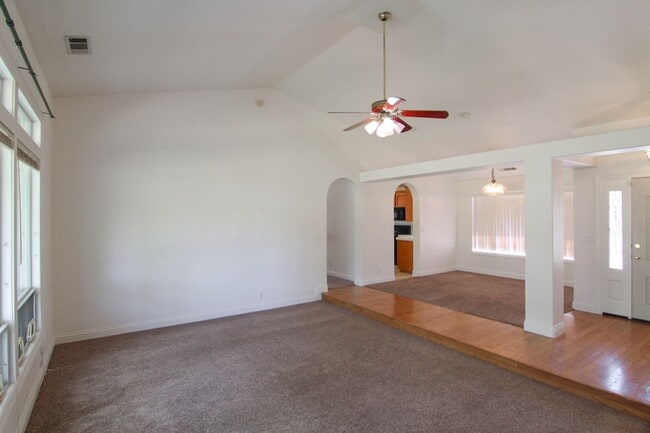 Building Photo - 3 Bedroom Home in Country Heights