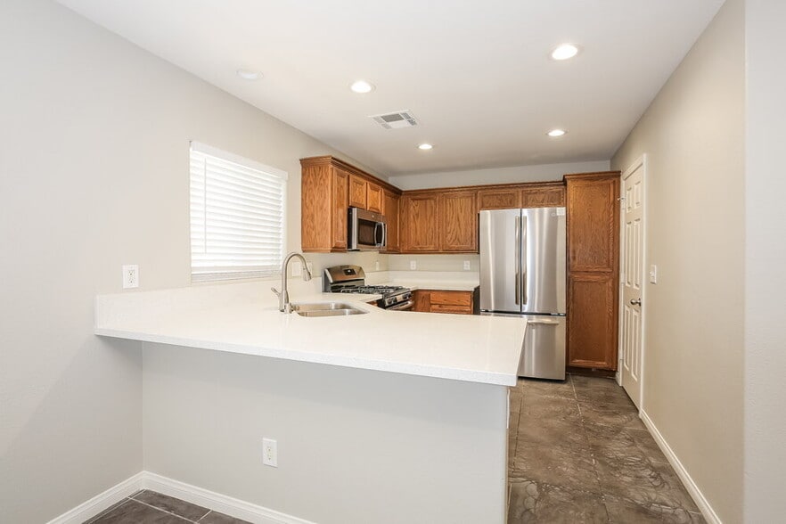 Building Photo - 9453 Milkweed Canyon Ave