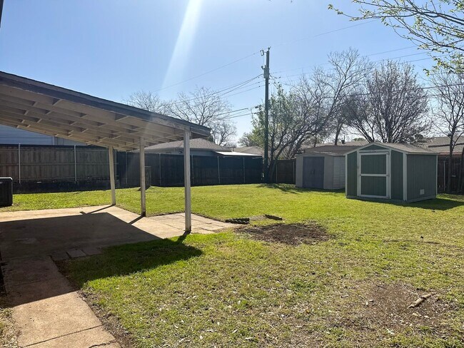 Building Photo - 4 Bedroom / 2.5 Bath Home