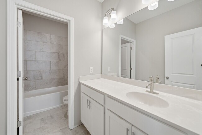 Building Photo - 318 Commons Ave