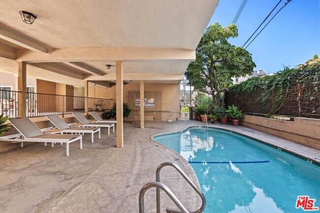 Building Photo - 1121 N Olive Dr
