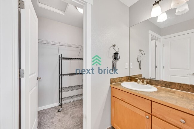 Building Photo - 3 BED & 2.5 BATH  FOR RENT