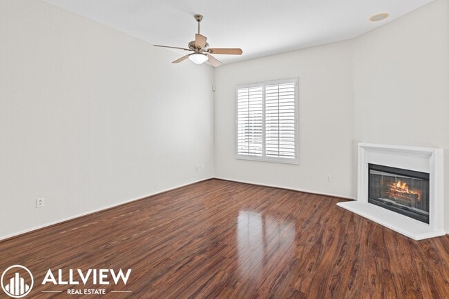 Building Photo - Rare 2 Bed 2.5 Bath Available Now!!