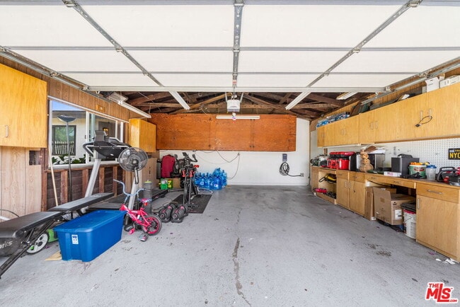 Building Photo - 14034 Valerio St