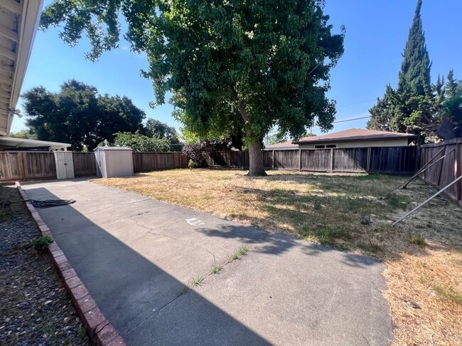 Building Photo - 40251 Laiolo Rd
