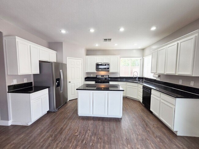 Building Photo - Spacious 3 Bed + Loft & Den with Soaring Ceilings