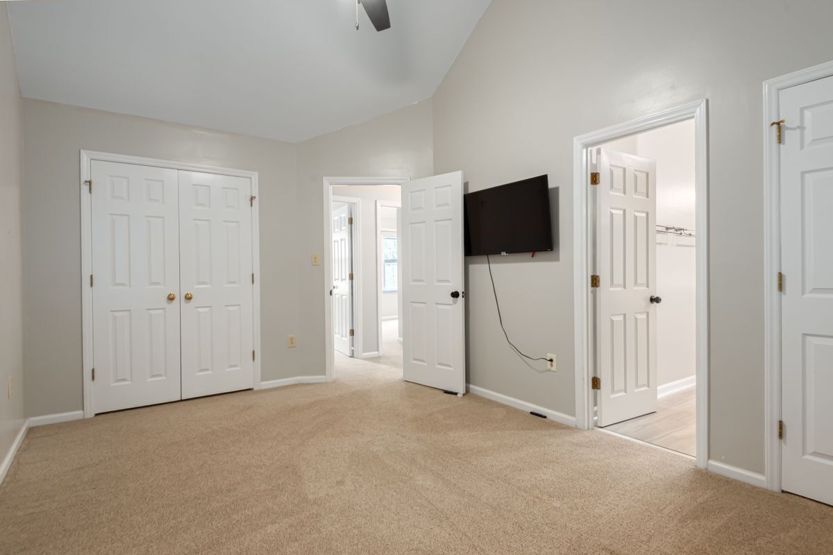 Building Photo - 10024 Avon Farm Ln